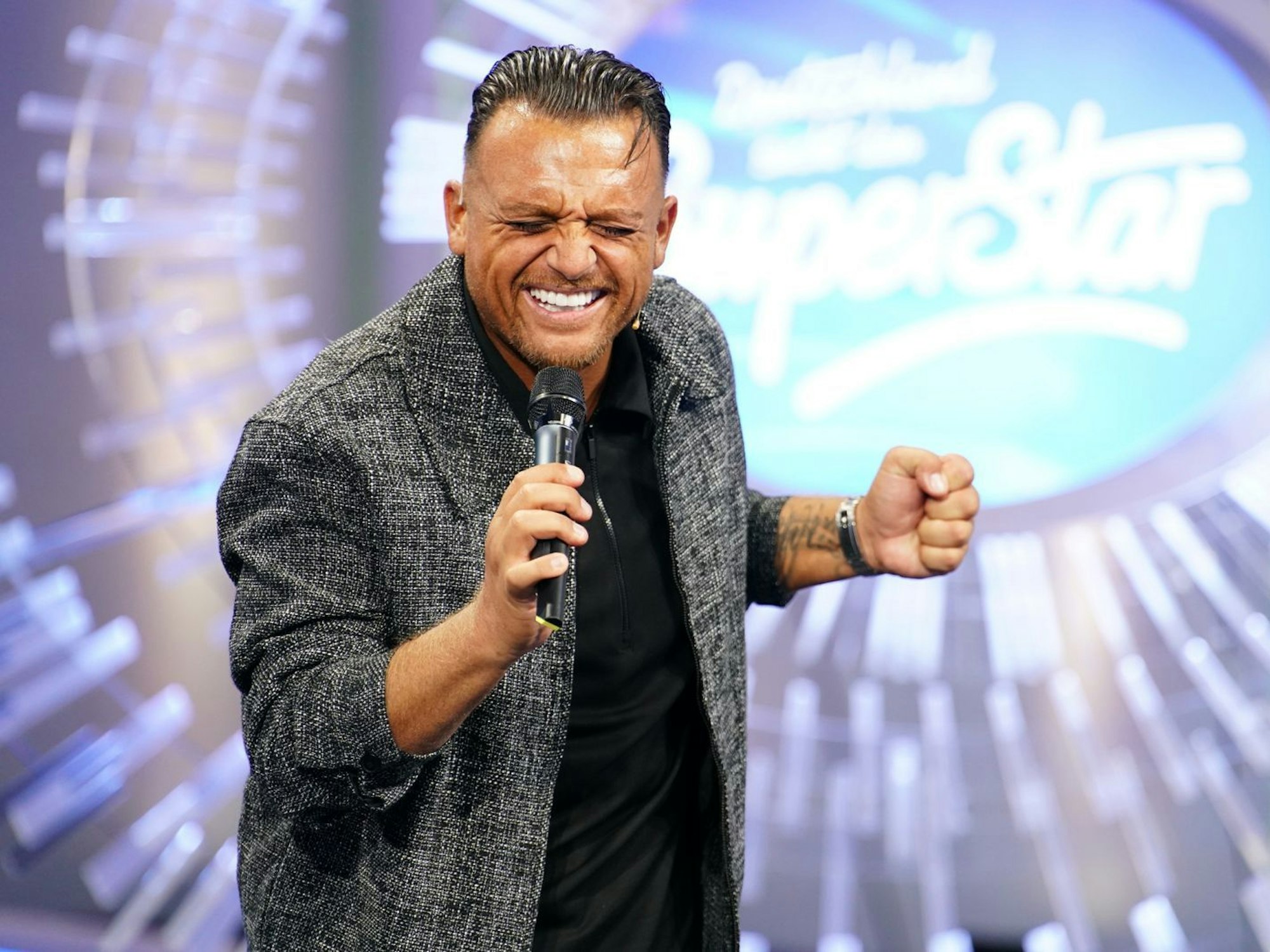 Wenn er singt, ist er eine Urgewalt. Die Frage ist nur: Wird Menowin Fröhlich bei der ersten Live-Show von „Deutschland sucht den Superstar“ überhaupt antreten? (Bild: RTL/Stefan Gregorowius)