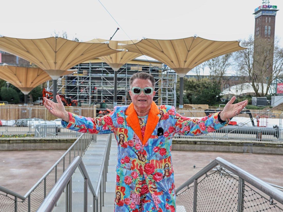 Entertainer Linus vor dem Tanzbrunnen.