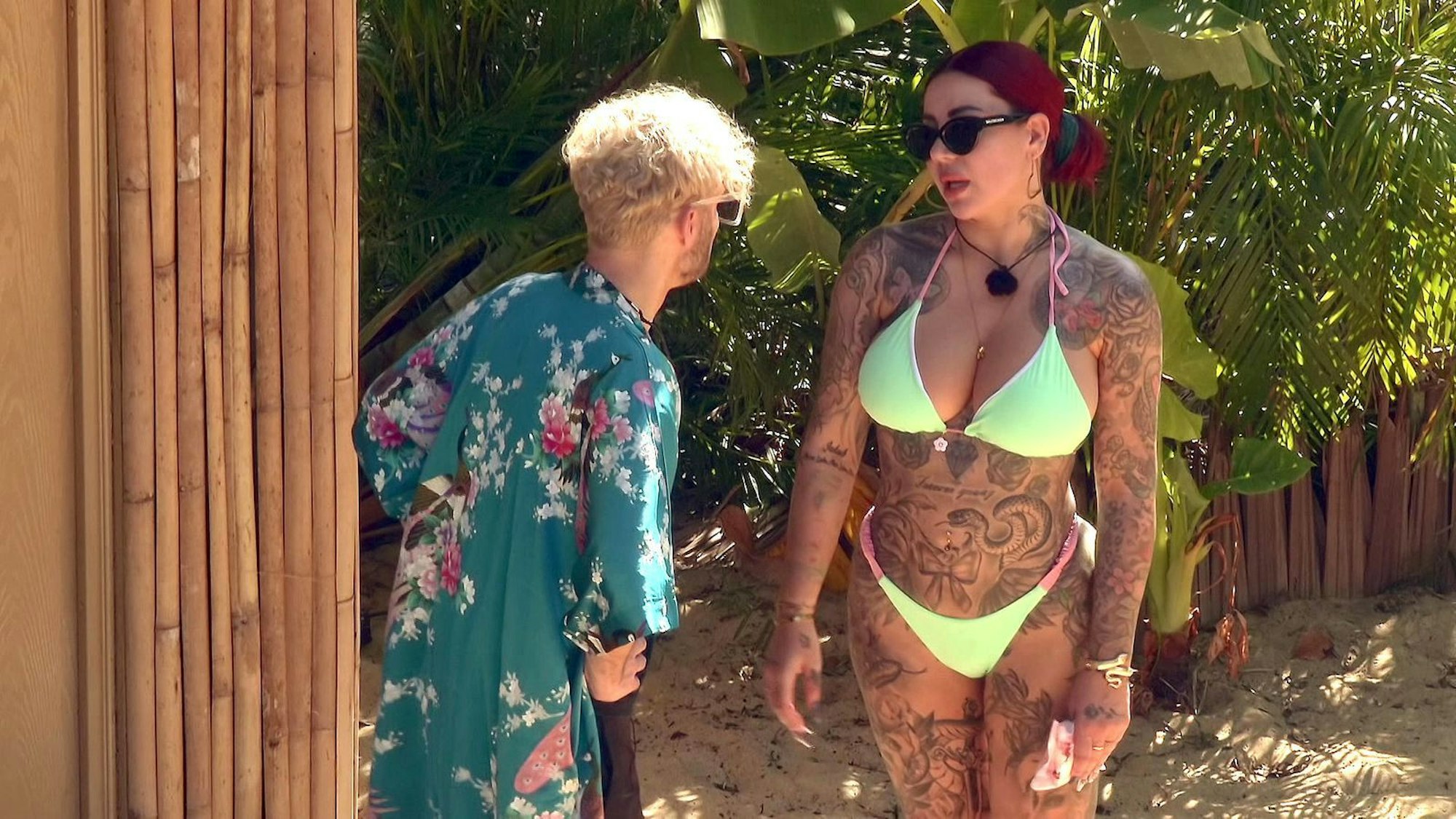 Kate (rechts) ist über die Annäherung von Sam (links) und Georgina gar nicht happy. (Bild: RTLZWEI)