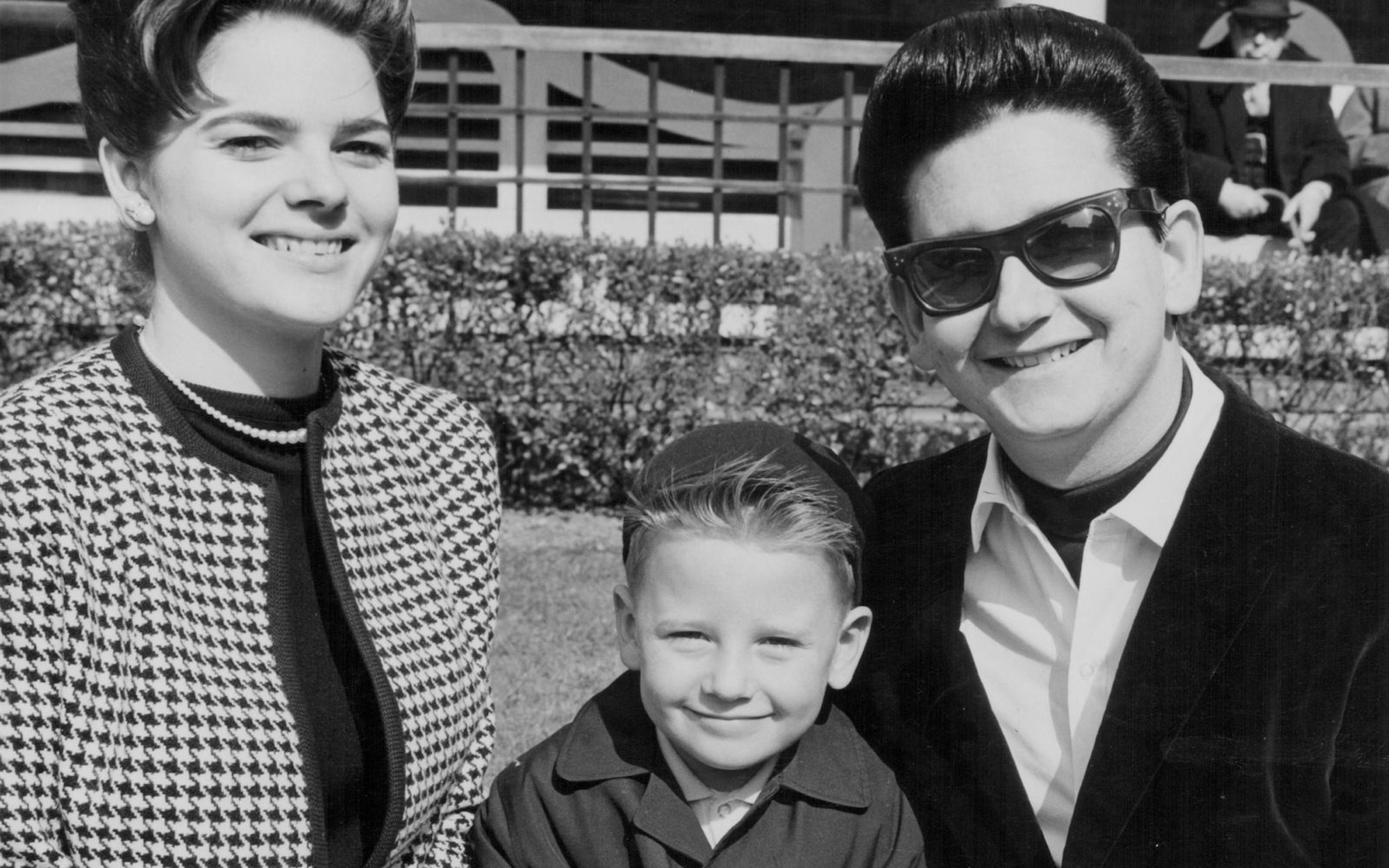 Ein Familienglück, das nicht lange hielt: Roy Orbisons Ehefrau Claudette starb 1966 bei einem Motorradunfall, zwei seiner Söhne zwei Jahre später bei einem Brand seines Hauses. (Bild: Moore/Fox Photos/Getty Images)