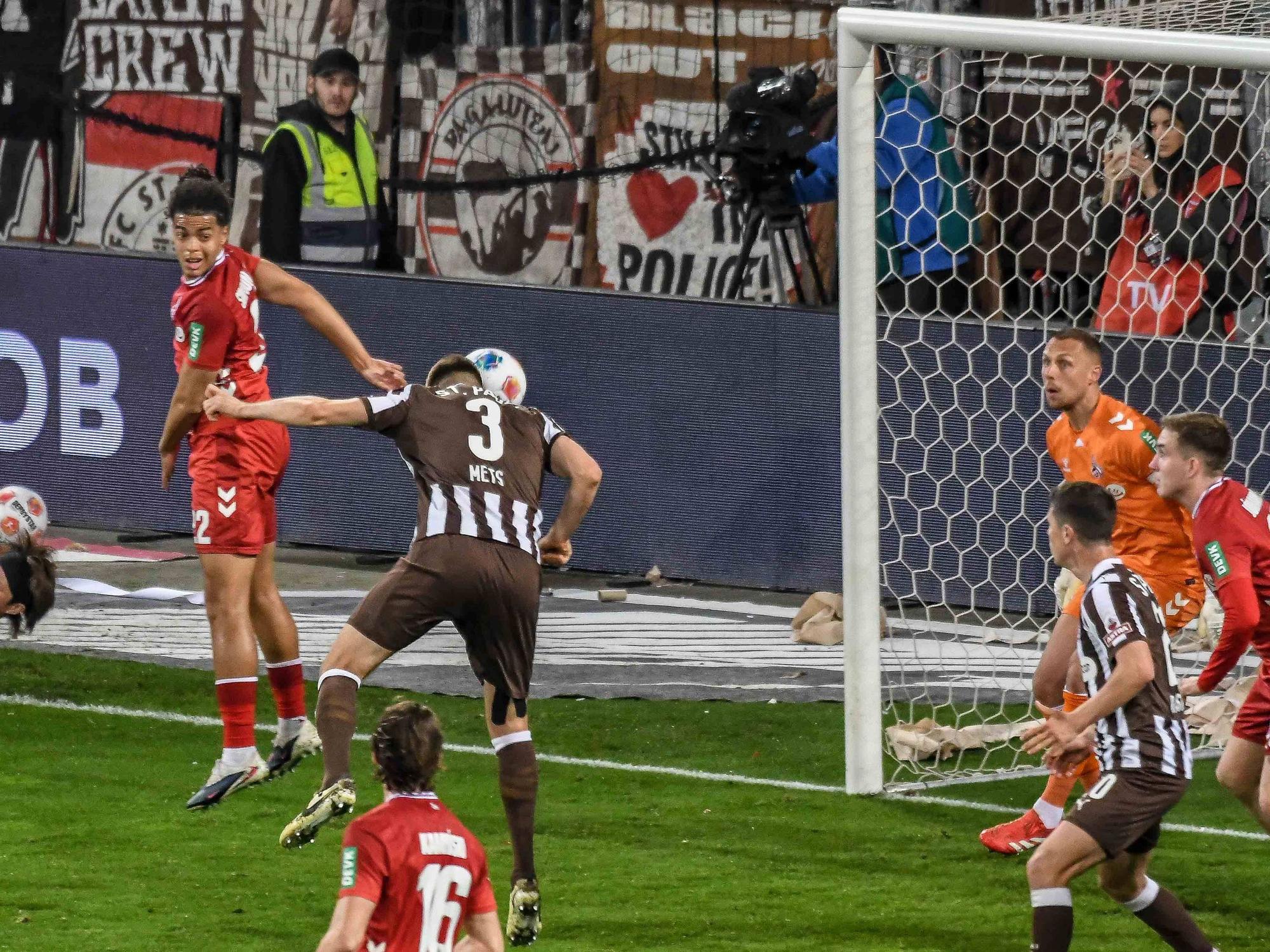 Karol Mets trifft gegen den 1. FC Köln.