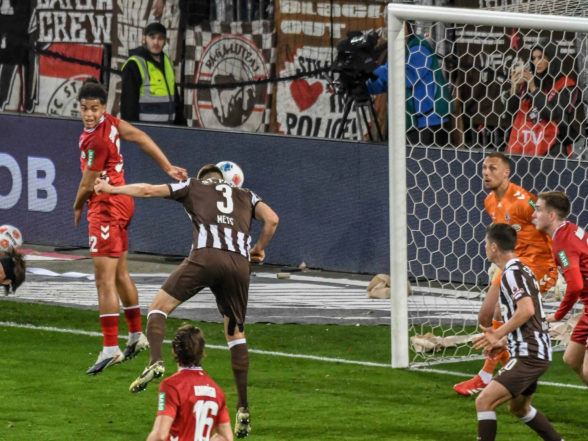 Karol Mets trifft gegen den 1. FC Köln.