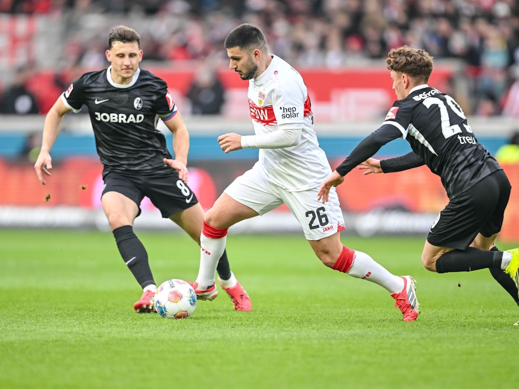 Deniz Undav (M.) mit Ball in Aktion.