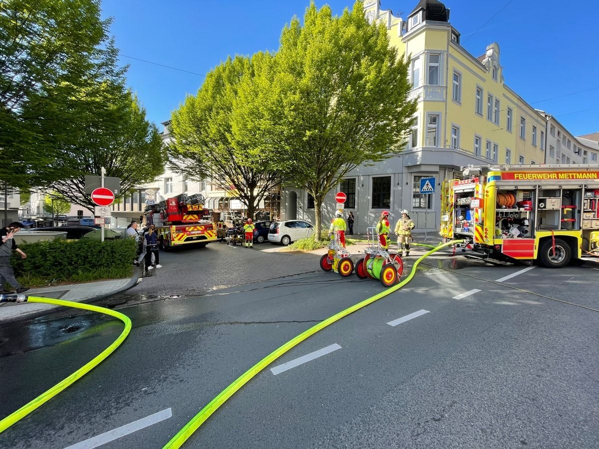Feuerwehreinsatz nach Fritteusenbrand in einer Gastronomie in Mettmann.