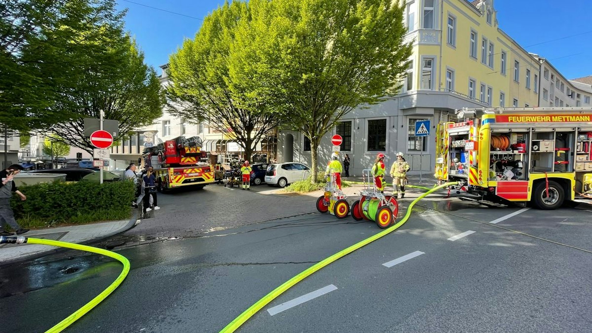 Feuerwehreinsatz nach Fritteusenbrand in einer Gastronomie in Mettmann.