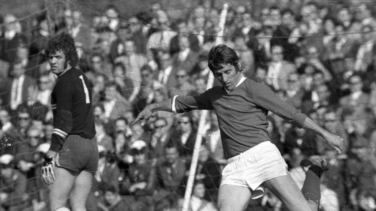Karl Lambertin (Fortuna Koeln) Aktion lks. Wolfgang Fahrian 4 - 1971 HM
Karl Lambertin Fortuna Cologne Action shot LKS Wolfgang Fahrian 4 1971 HM