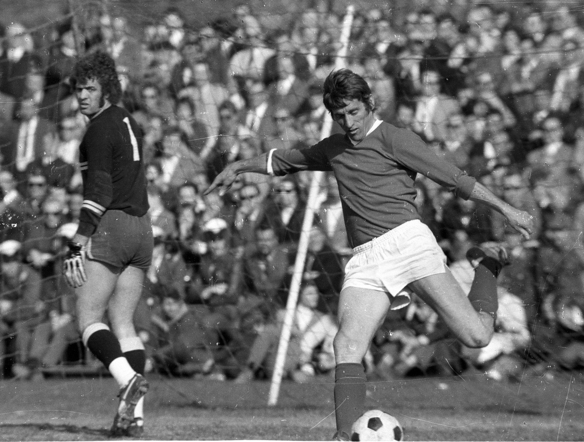 Karl Lambertin (Fortuna Koeln) Aktion lks. Wolfgang Fahrian 4 - 1971 HM
Karl Lambertin Fortuna Cologne Action shot LKS Wolfgang Fahrian 4 1971 HM