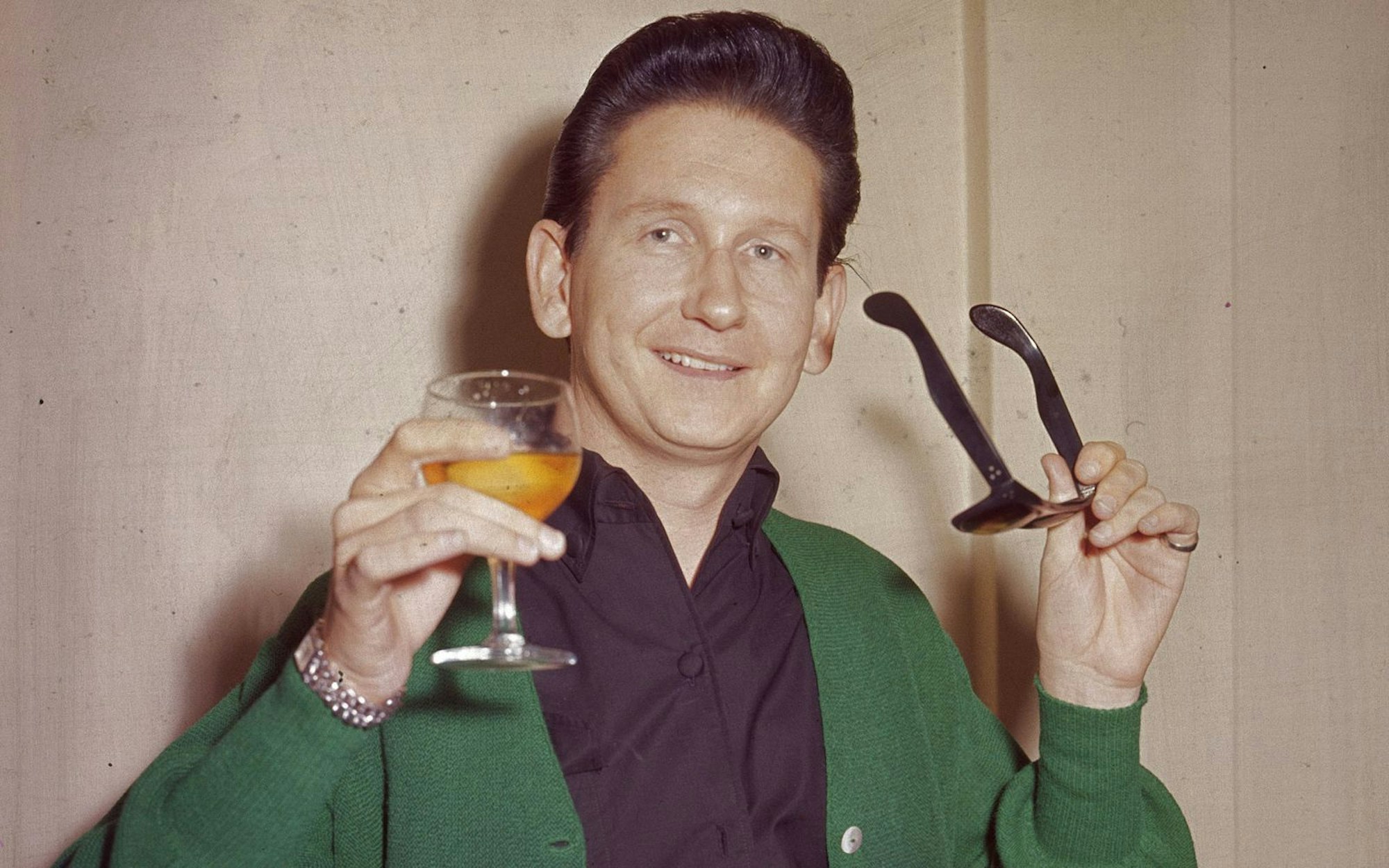 Ein seltener Anblick: Bereits in den frühen 60er-Jahren wurde die schwarze Sonnenbrille zu einem Markenzeichen von Roy Orbison. (Bild: Hulton Archive/Getty Images)