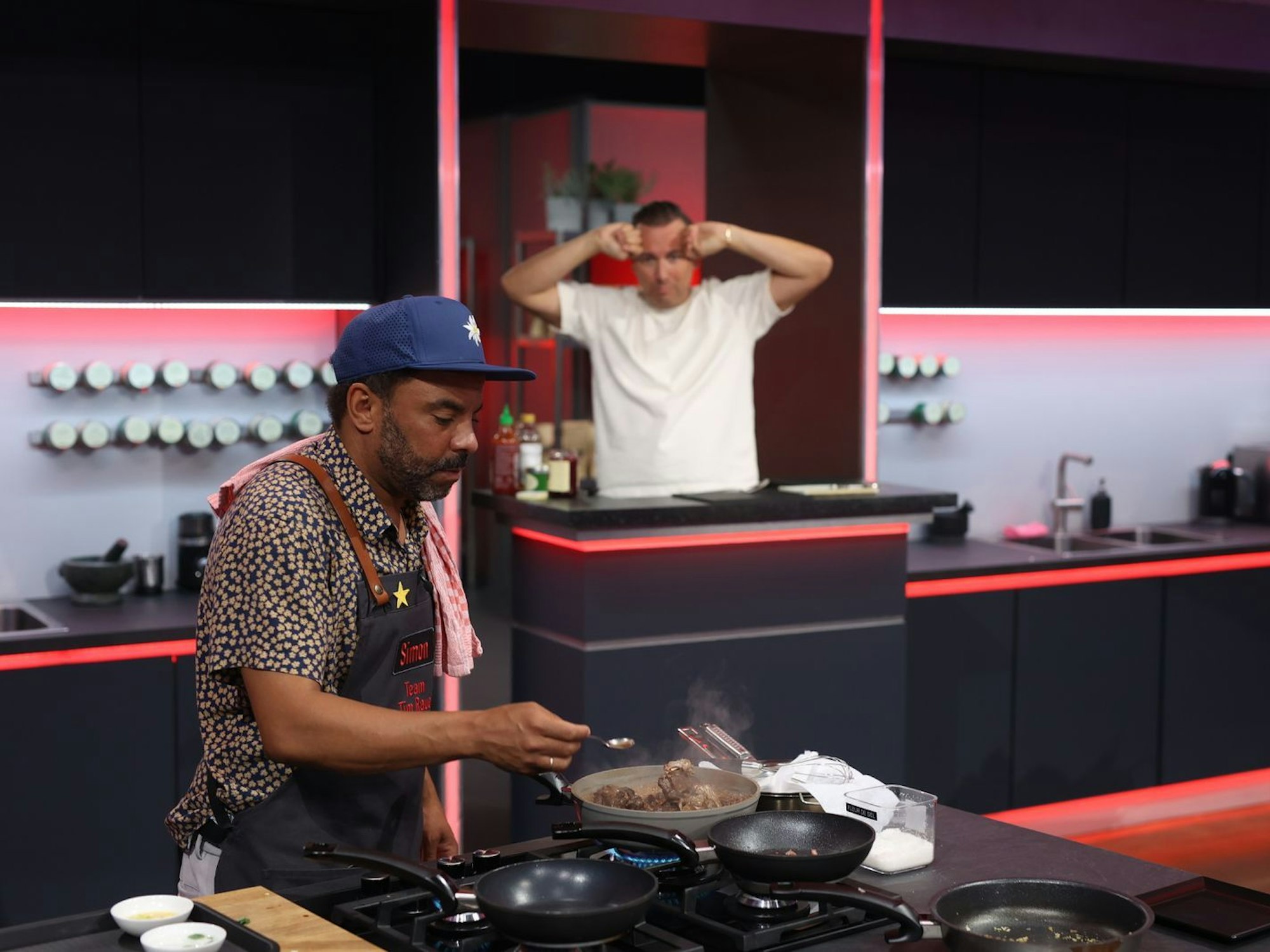 Simon Pearce treibt Tim Raue mit seinem Chaos in den Wahnsinn. (Bild: Joyn/Benedikt Müller)