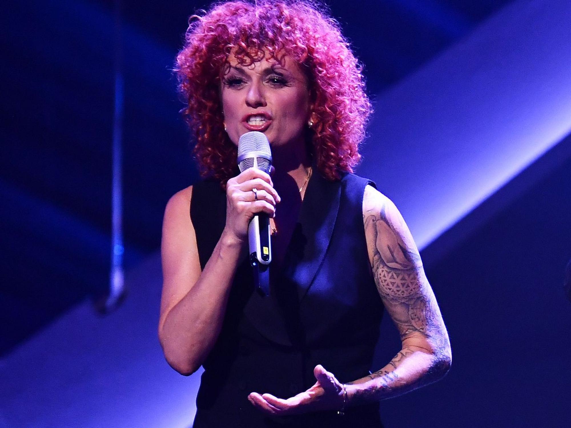 Lucy Diakovska von den No Angels singt auf der Bühne.