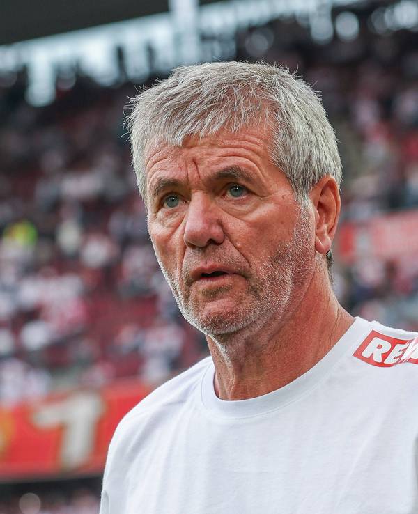 Friedhelm Funkel beim 1. FC Köln im Stadion.