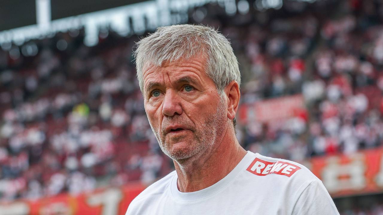 Friedhelm Funkel beim 1. FC Köln im Stadion.