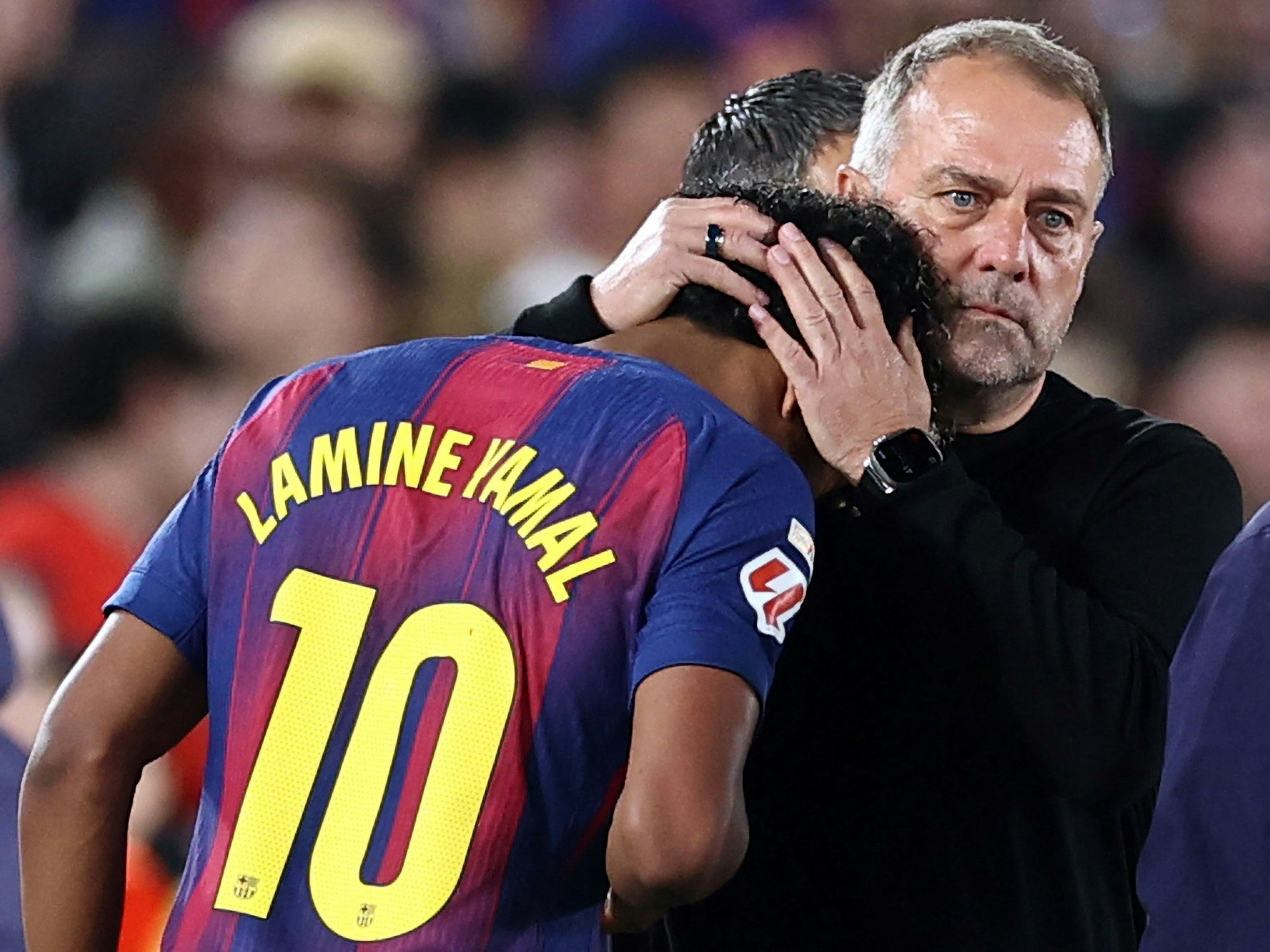 Hans-Dieter Flick herzt Lamine Yamal nach dessen Auswechslung.