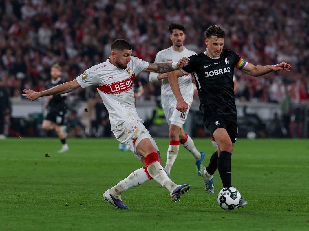 Jeff Chabot (l.) und Maximilian Eggestein im Zweikampf um den Ball.
