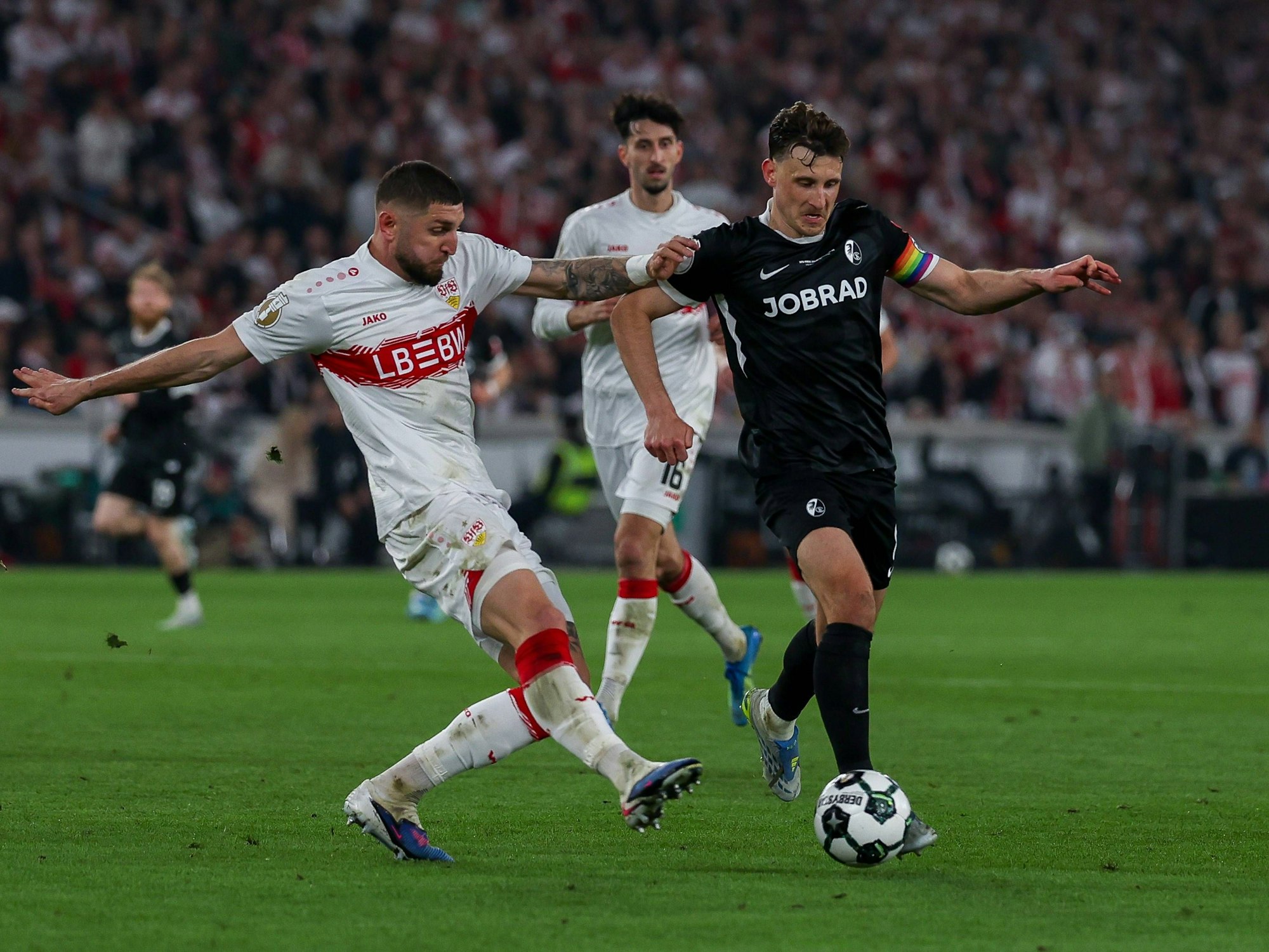 Jeff Chabot (l.) und Maximilian Eggestein im Zweikampf um den Ball.
