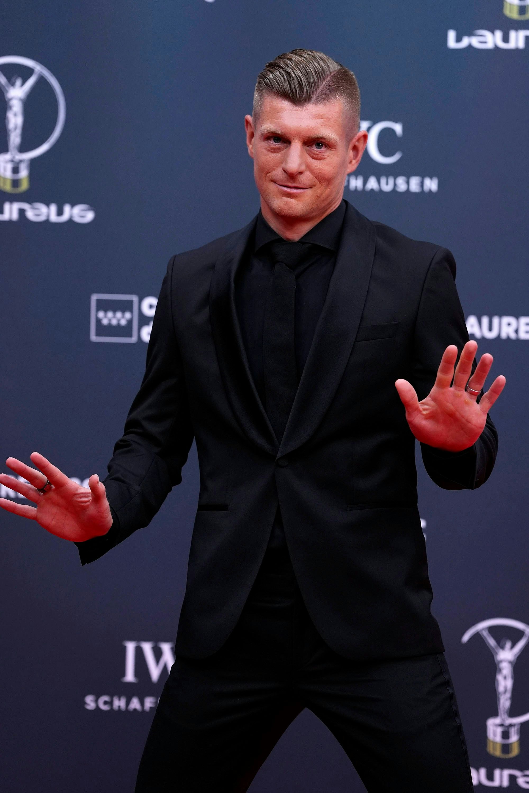 Toni Kroos posiert bei einer Preisverleihung