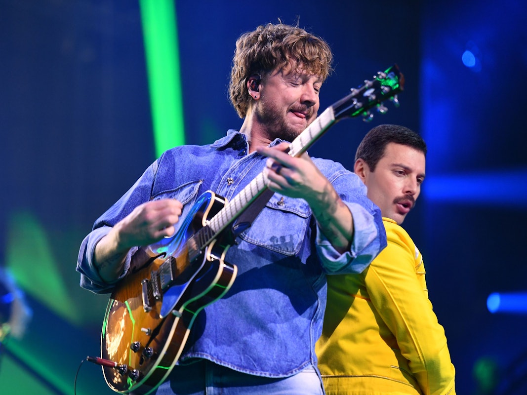 Samu Haber singt zusammen mit Freddie Mercury auf der Bühne.