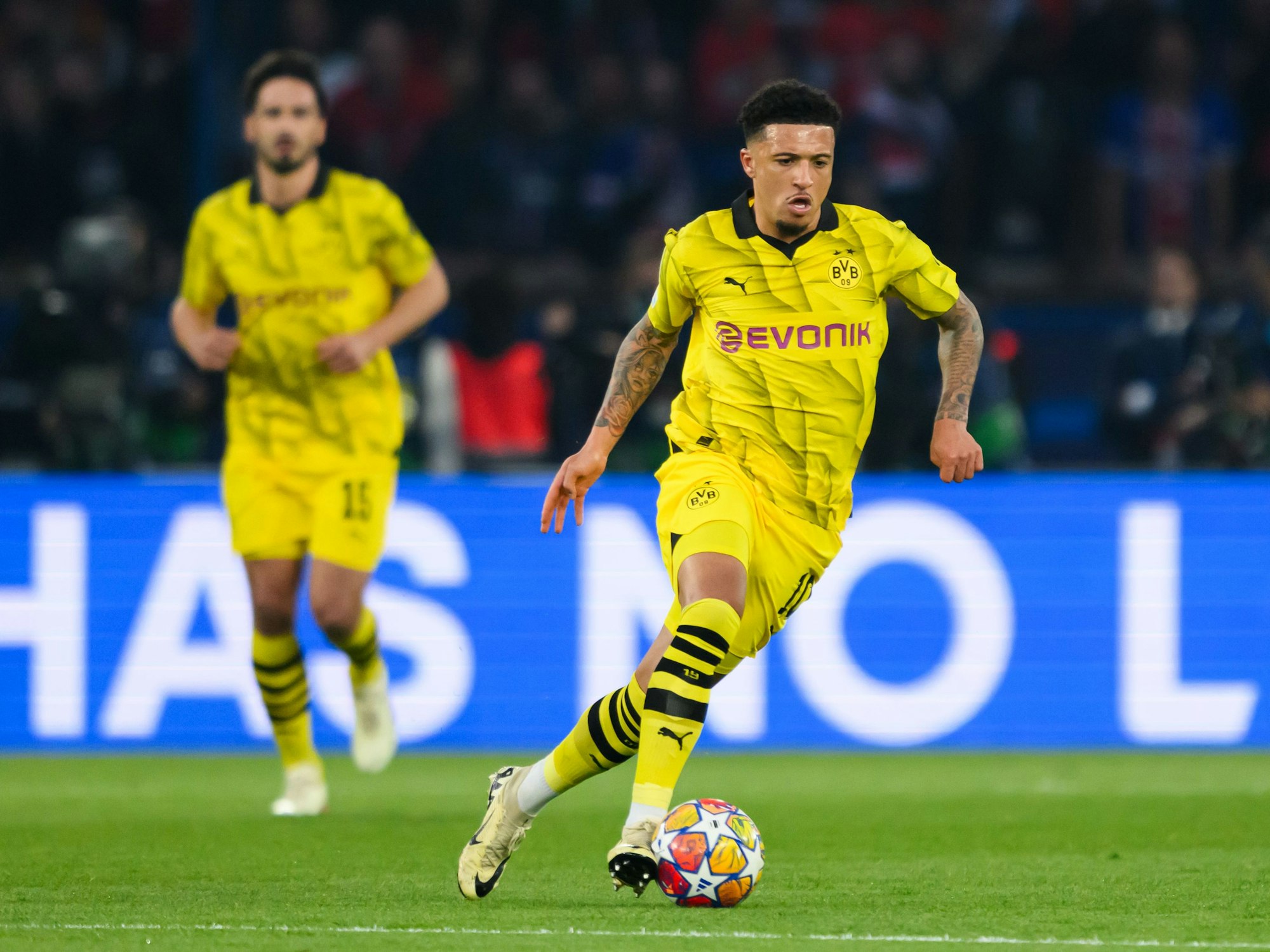 Jadon Sancho in Aktion mit Ball.
