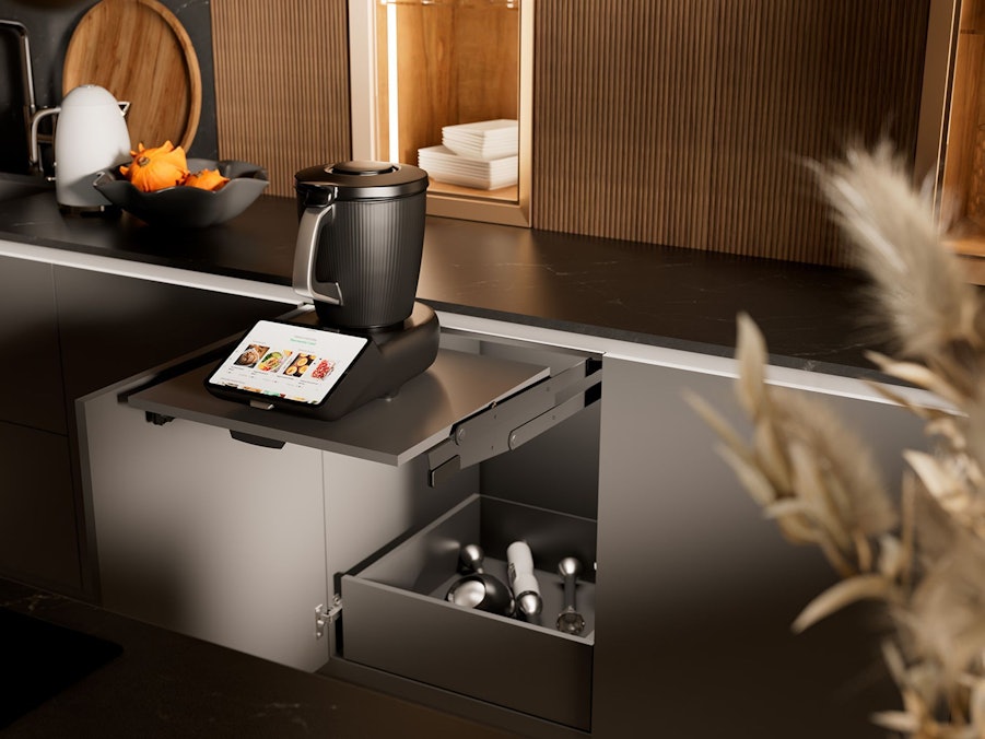 Küchengerät steht auf Tablar mit Ausschwenkmechanik