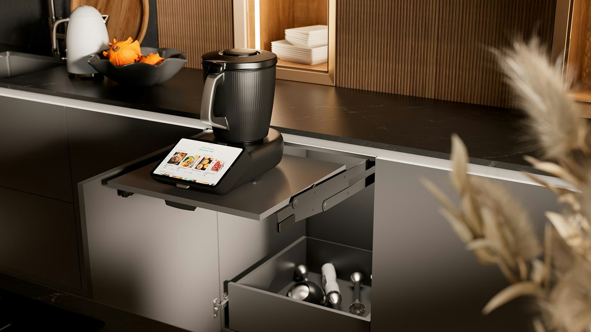 Küchengerät steht auf Tablar mit Ausschwenkmechanik