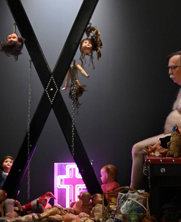 Puppen und ein Aktmodel sind als Bestandteil der Rauminstallation „Kinderland ist abgebrannt“ in Köln zu sehen.