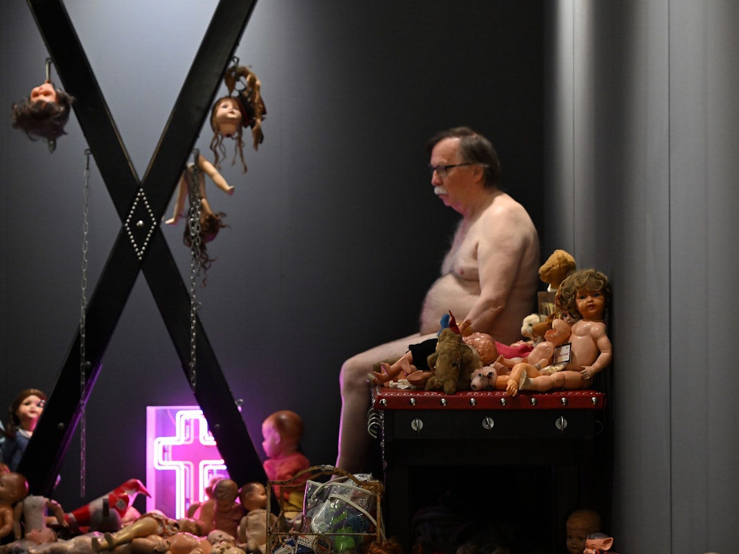 Puppen und ein Aktmodel sind als Bestandteil der Rauminstallation „Kinderland ist abgebrannt“ in Köln zu sehen.