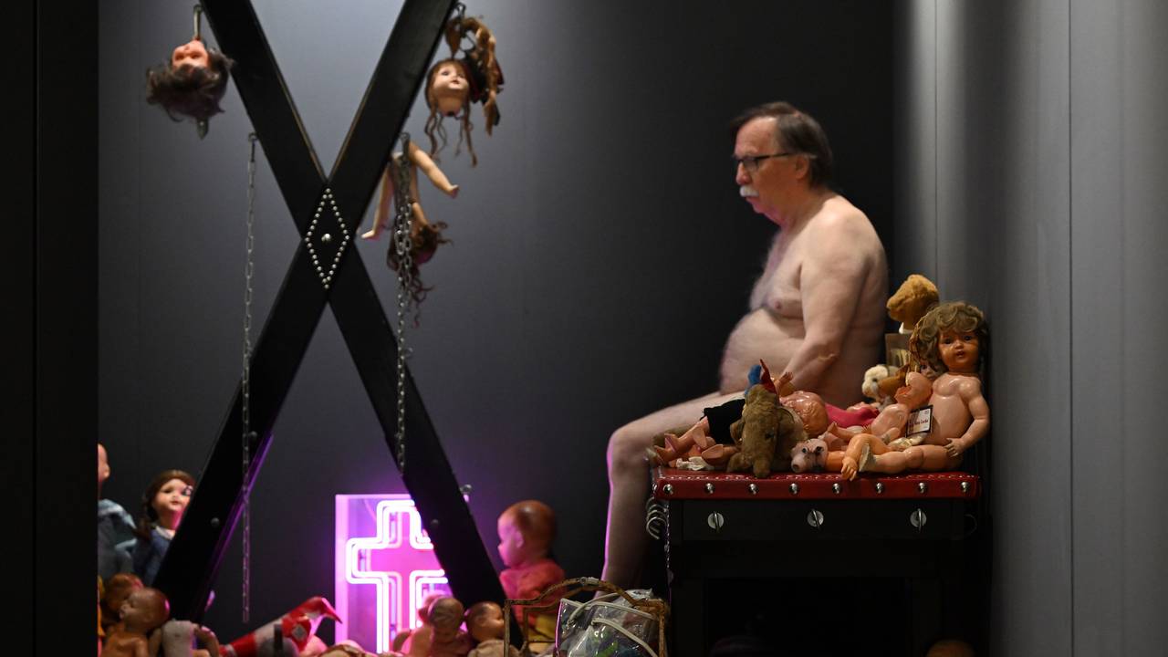 Puppen und ein Aktmodel sind als Bestandteil der Rauminstallation „Kinderland ist abgebrannt“ in Köln zu sehen.