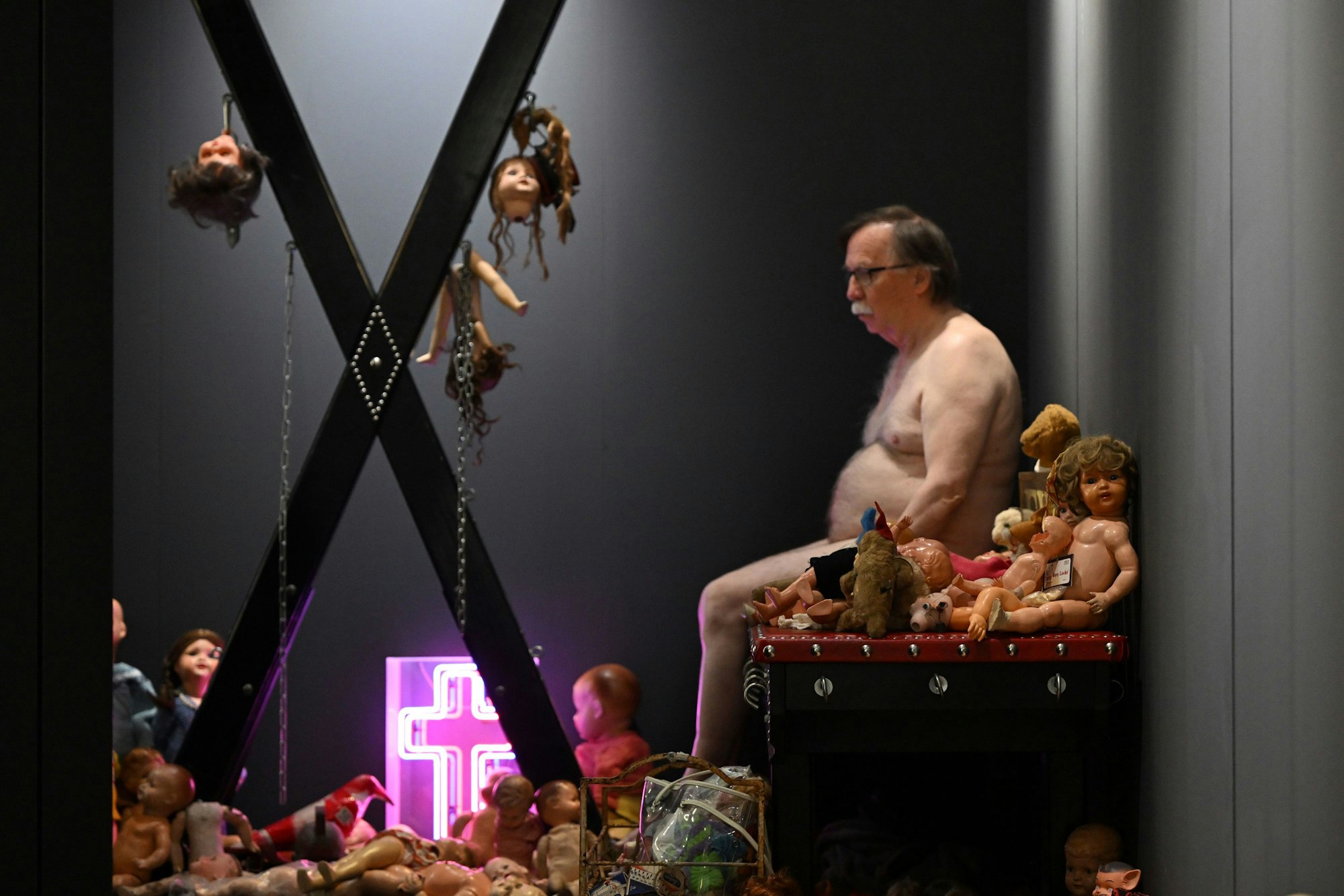 Puppen und ein Aktmodel sind als Bestandteil der Rauminstallation „Kinderland ist abgebrannt“ in Köln zu sehen.