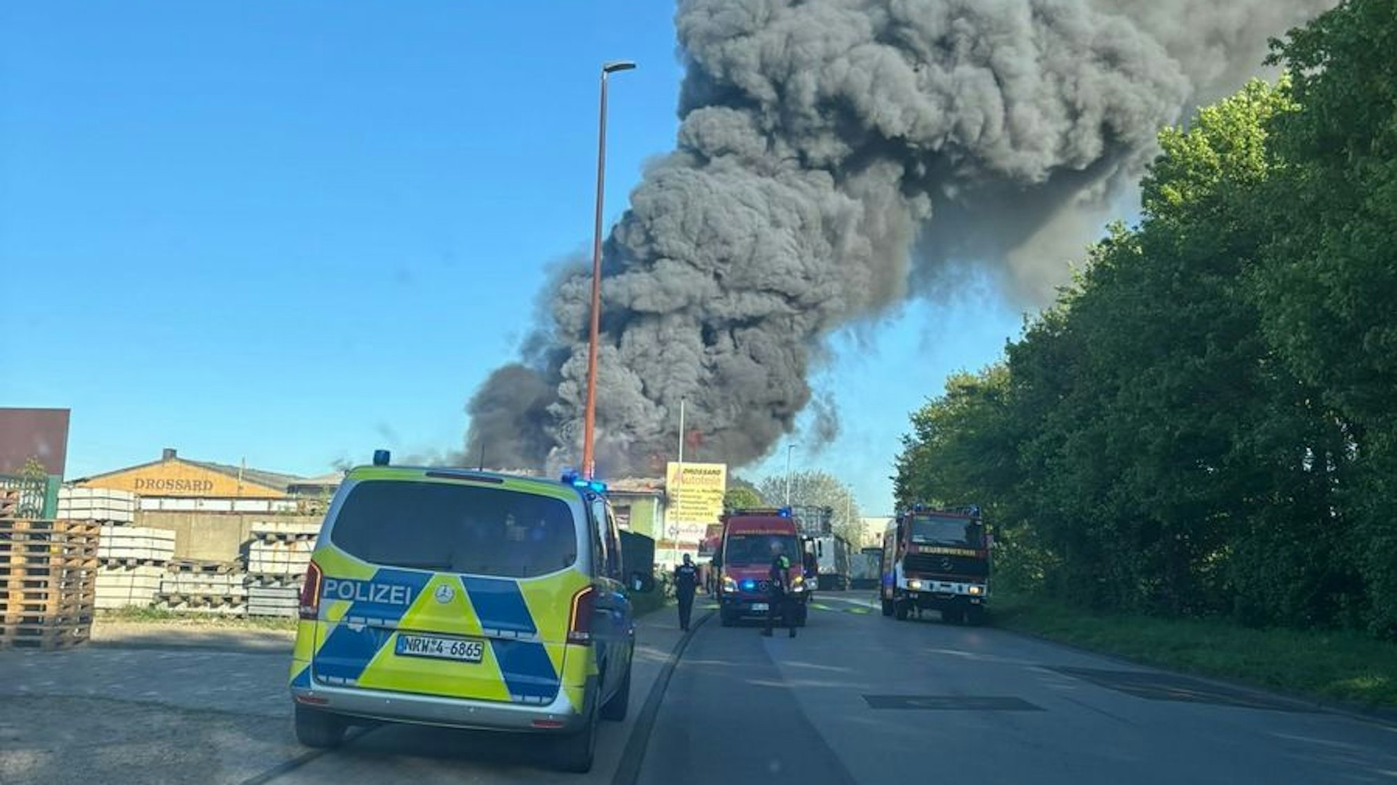 Feuerwehr Grevenbroich im Einsatz bei Schrottplatzbrand.
