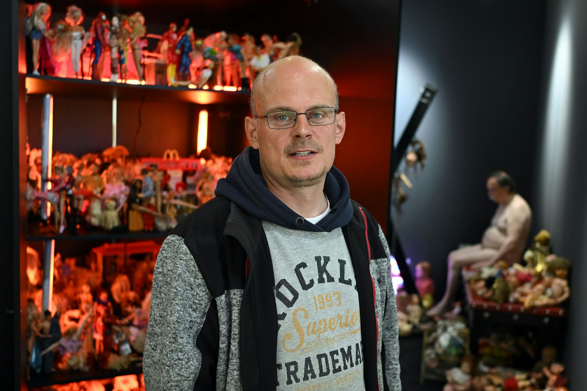 Der Künstler Dennis Josef Meseg steht in seiner Rauminstallation „Kinderland ist abgebrannt“.