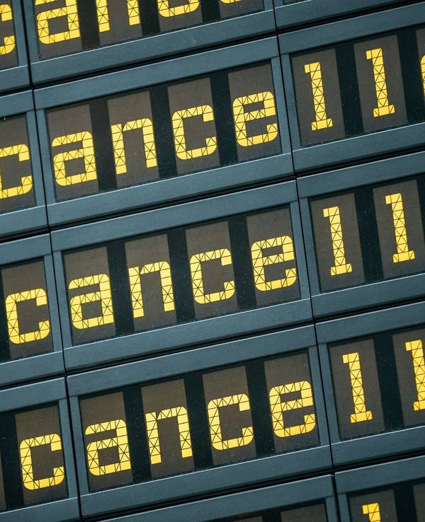 Gestrichene Flüge auf einer Anzeigetafel am Flughafen