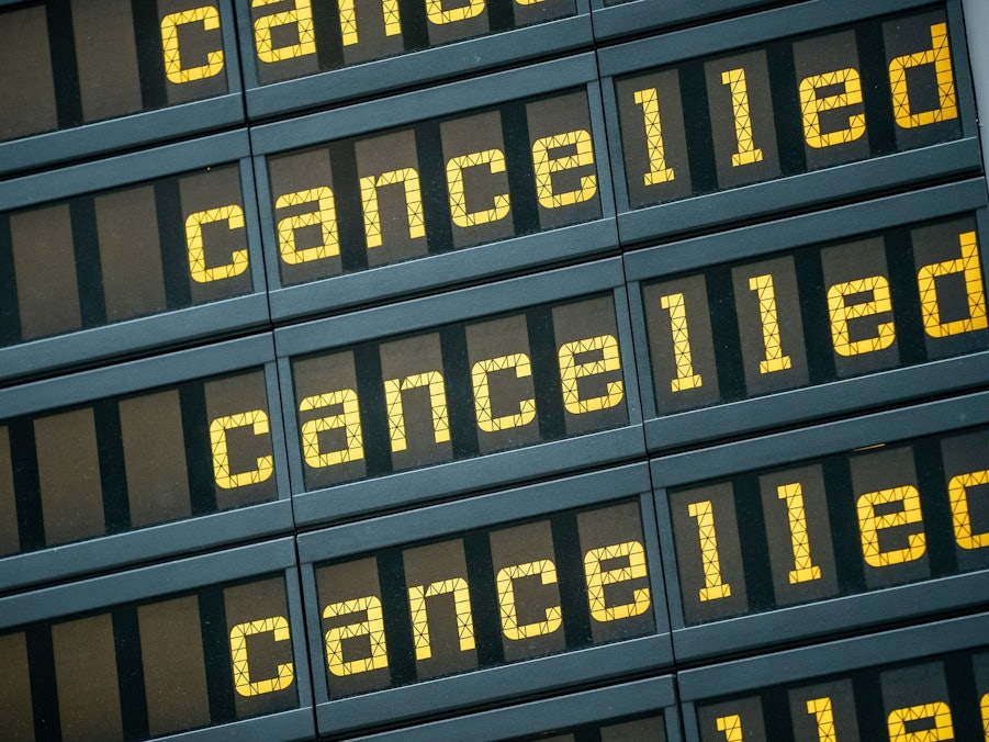 Gestrichene Flüge auf einer Anzeigetafel am Flughafen