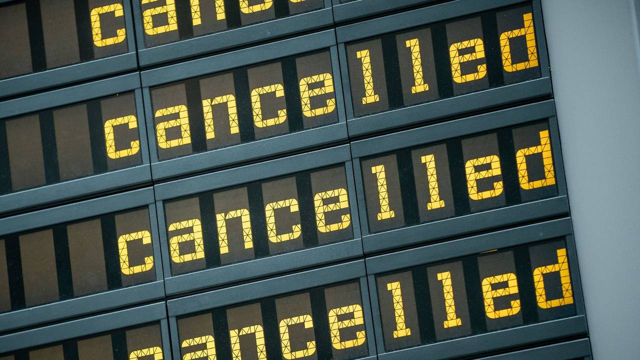 Gestrichene Flüge auf einer Anzeigetafel am Flughafen