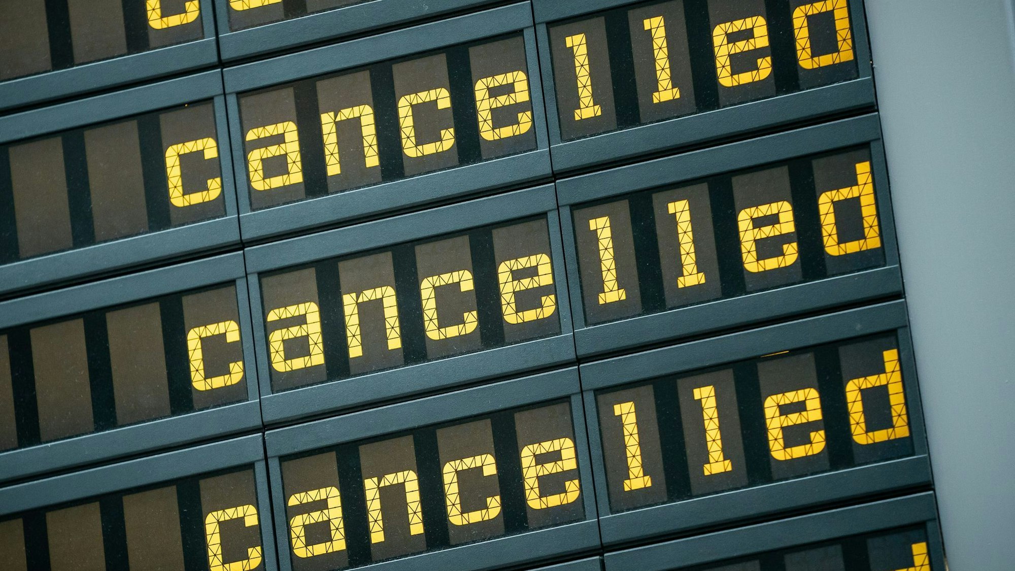 Gestrichene Flüge auf einer Anzeigetafel am Flughafen