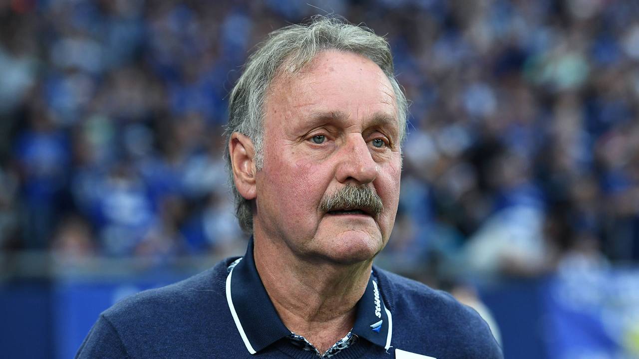 Bei einem Spiel ist Peter Neururer als TV-Experte im Einsatz.