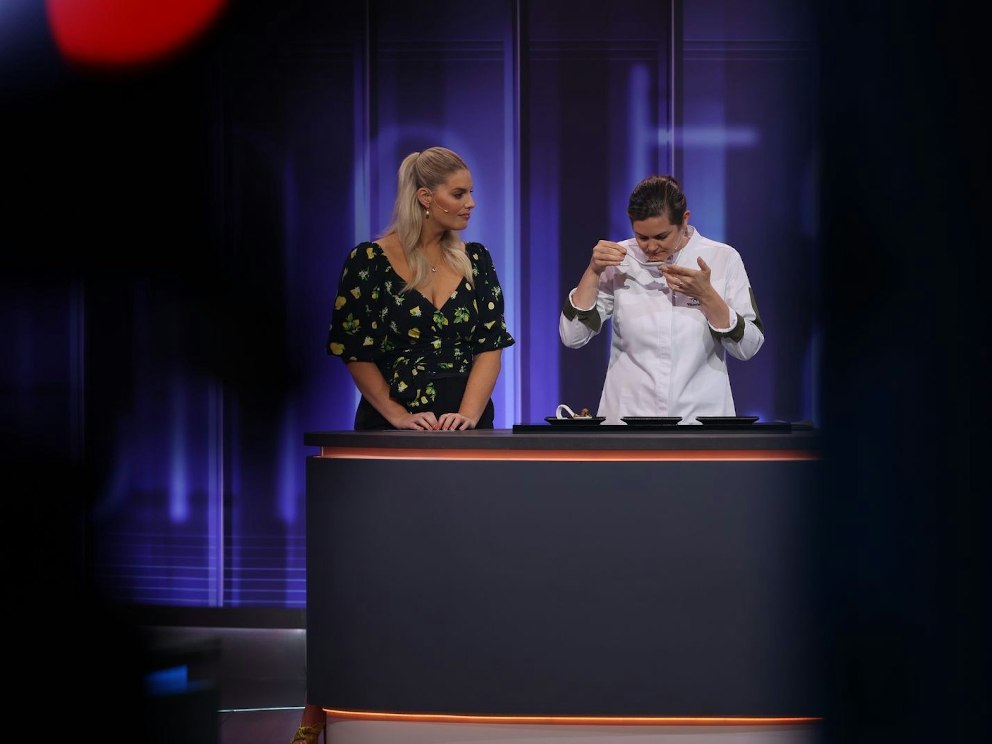 Gastjurorin Viktoria Fuchs entscheidet, wer bleiben darf und wer gehen muss. (Bild: Joyn/Benedikt Müller)