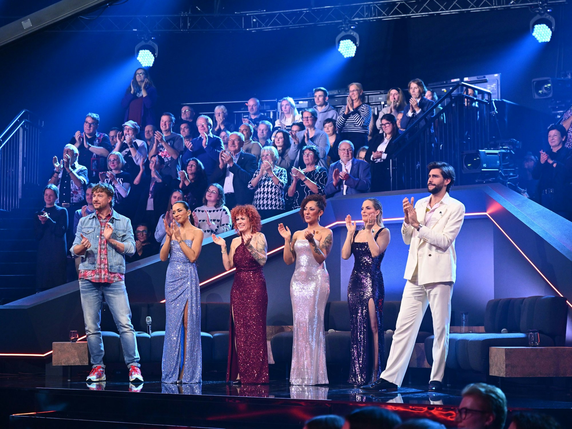Die teilnehmenden Stars der TV-Show „Staying Alive“ stehen im Studio.