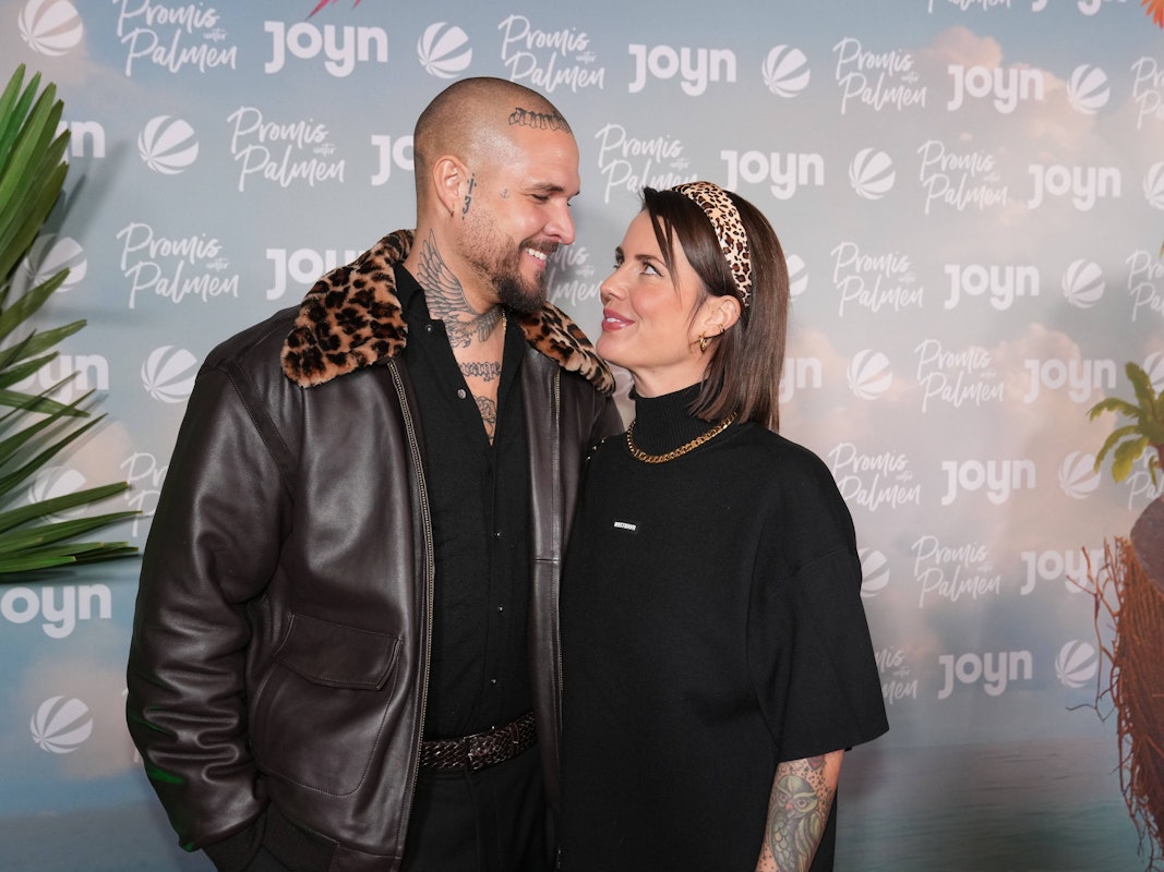 Zico Banach und Pia Tillmann glücklich bei der Premiere des Realityformats „Promis unter Palmen“ im Februar 2026. Jetzt muss das Paar einen schrecklichen Verlust verkraften.