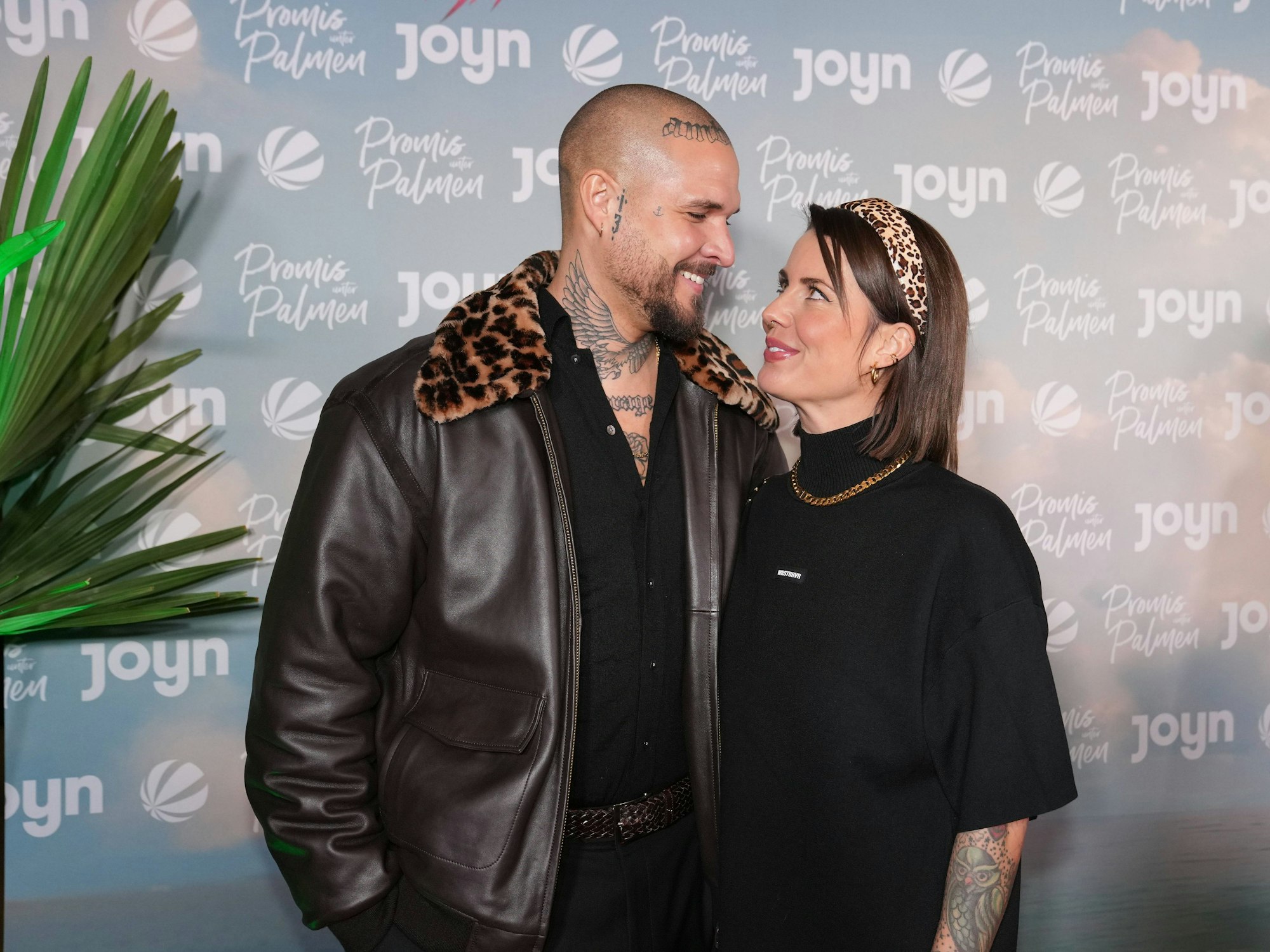 Zico Banach und Pia Tillmann glücklich bei der Premiere des Realityformats „Promis unter Palmen“ im Februar 2026. Jetzt muss das Paar einen schrecklichen Verlust verkraften.