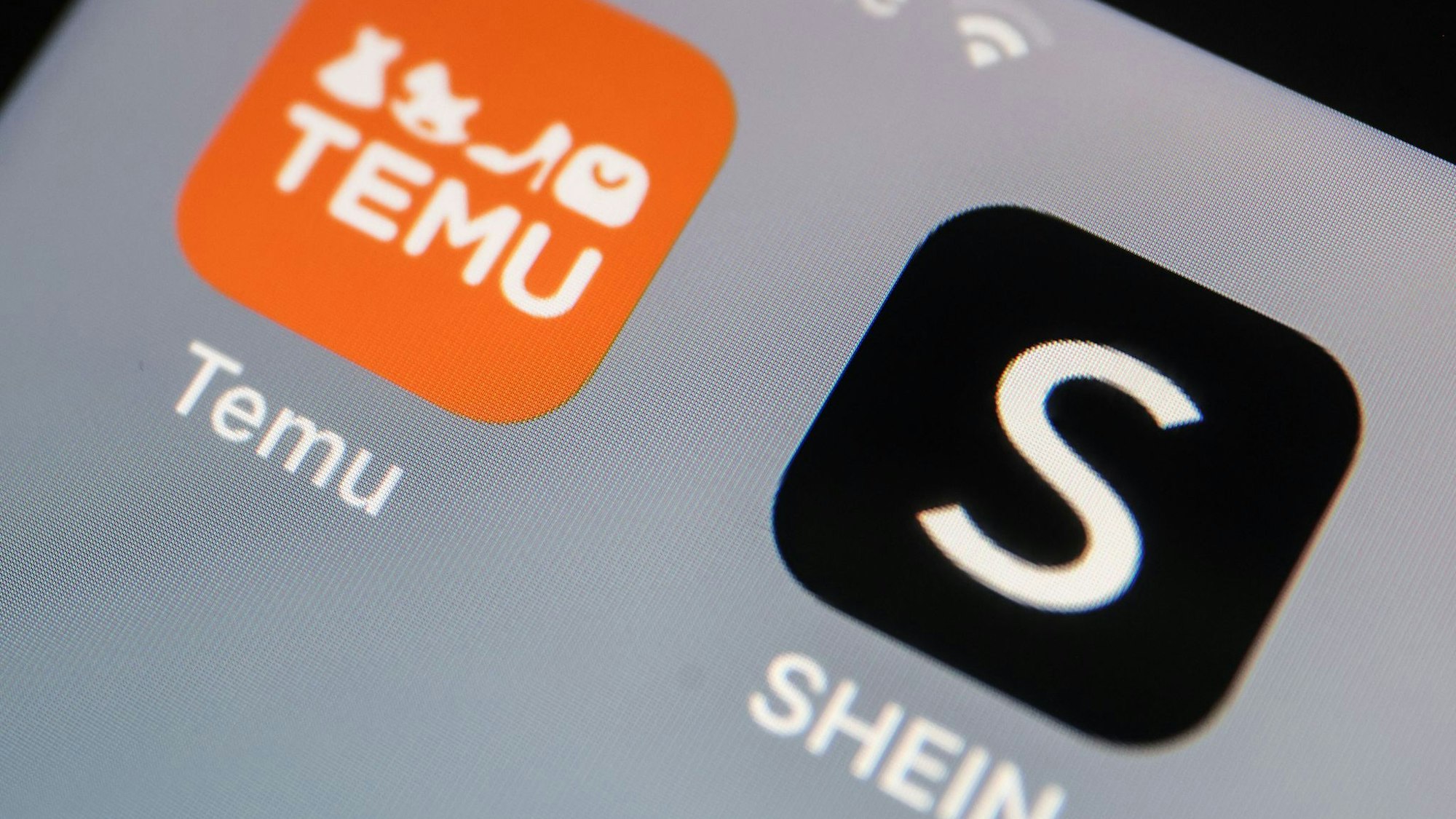 Die Apps der Internethändler Temu und Shein auf einem Smartphone