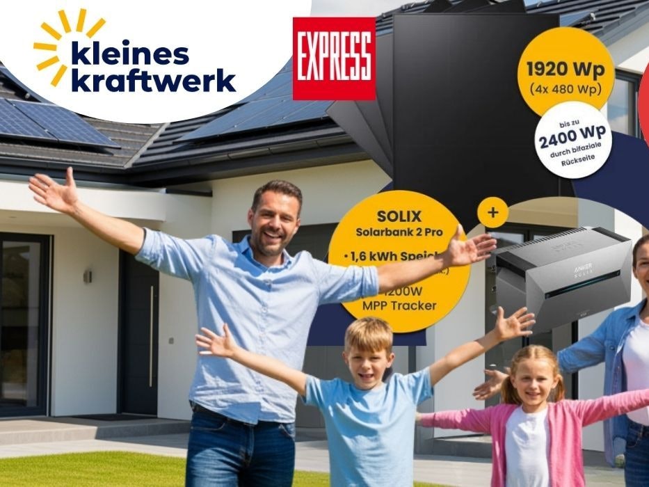 Kleines Kraftwerk Quattro Balkonkraftwerk Set mit Solarmodulen mit 1920 Wp und Anker Solarbank 2 E1600 Pro. Eine fröhliche Familie (Mutter, Vater, Sohn, Tochter) stehen vor einem großen Einfamilienhaus.