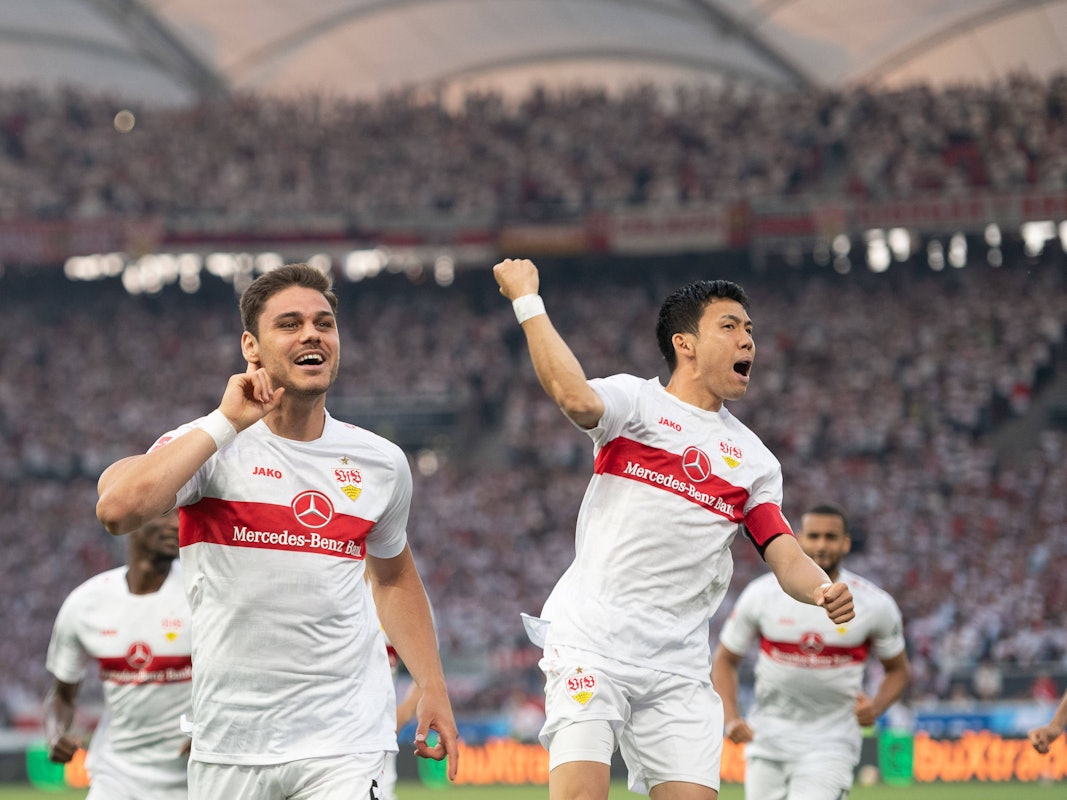 Konstantinos Mavropanos (l.) und Wataru Endo jubeln nach einem Treffer.