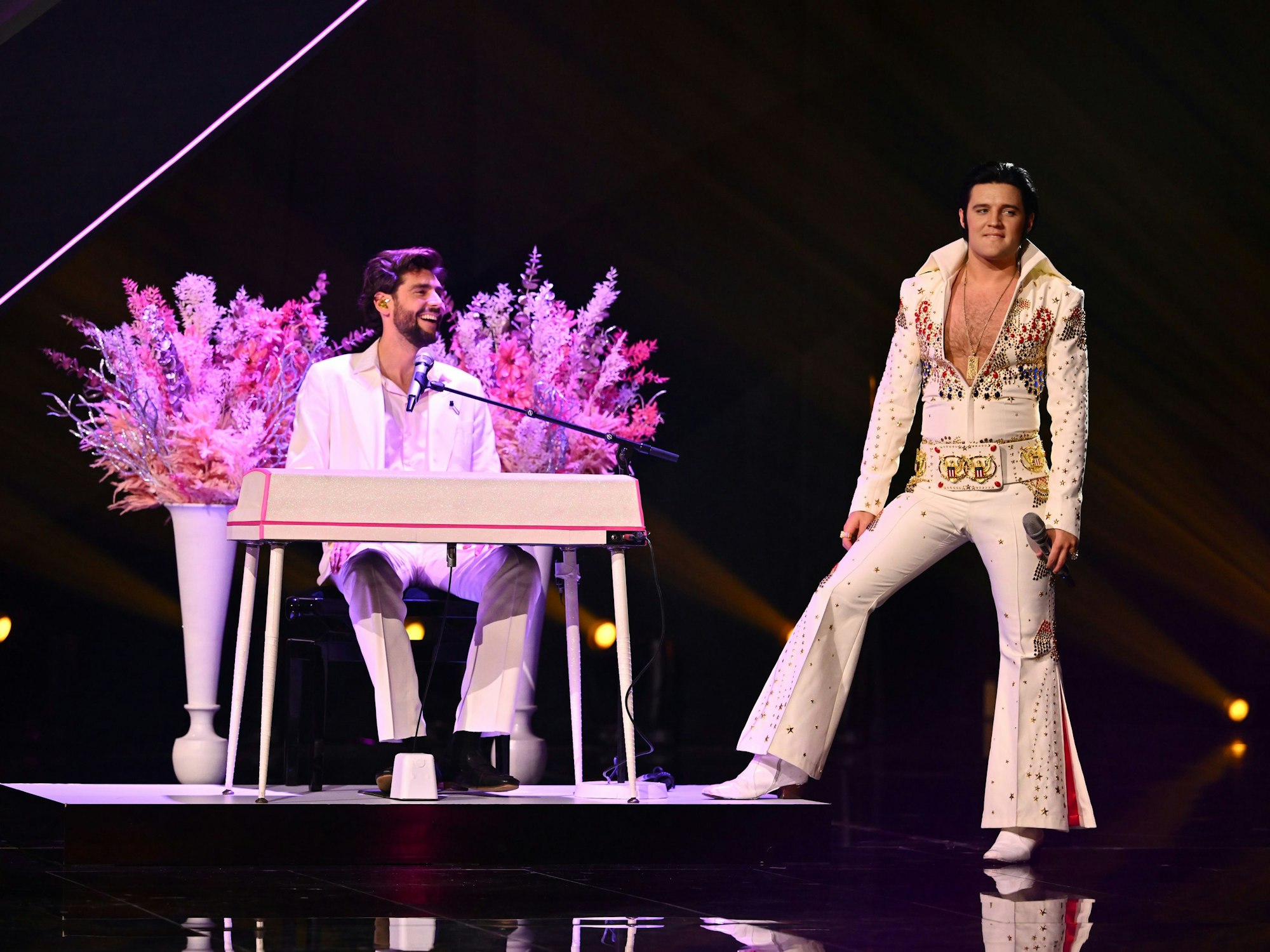 Alvaro Soler singt zusammen mit Elvis Presley auf der Bühne.