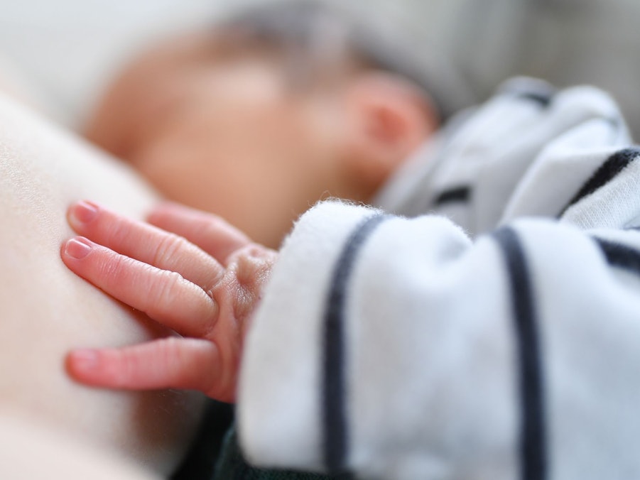 Frau stillt ihr Baby