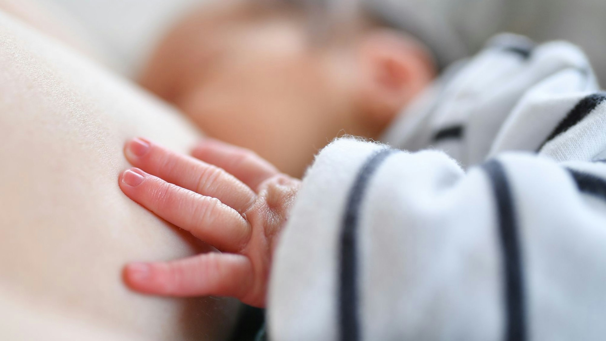 Frau stillt ihr Baby