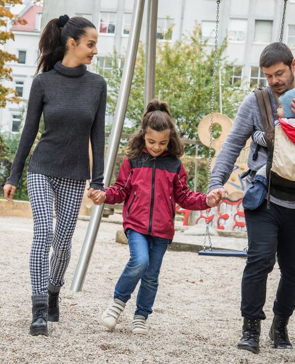 Familie auf einem Spielplatz