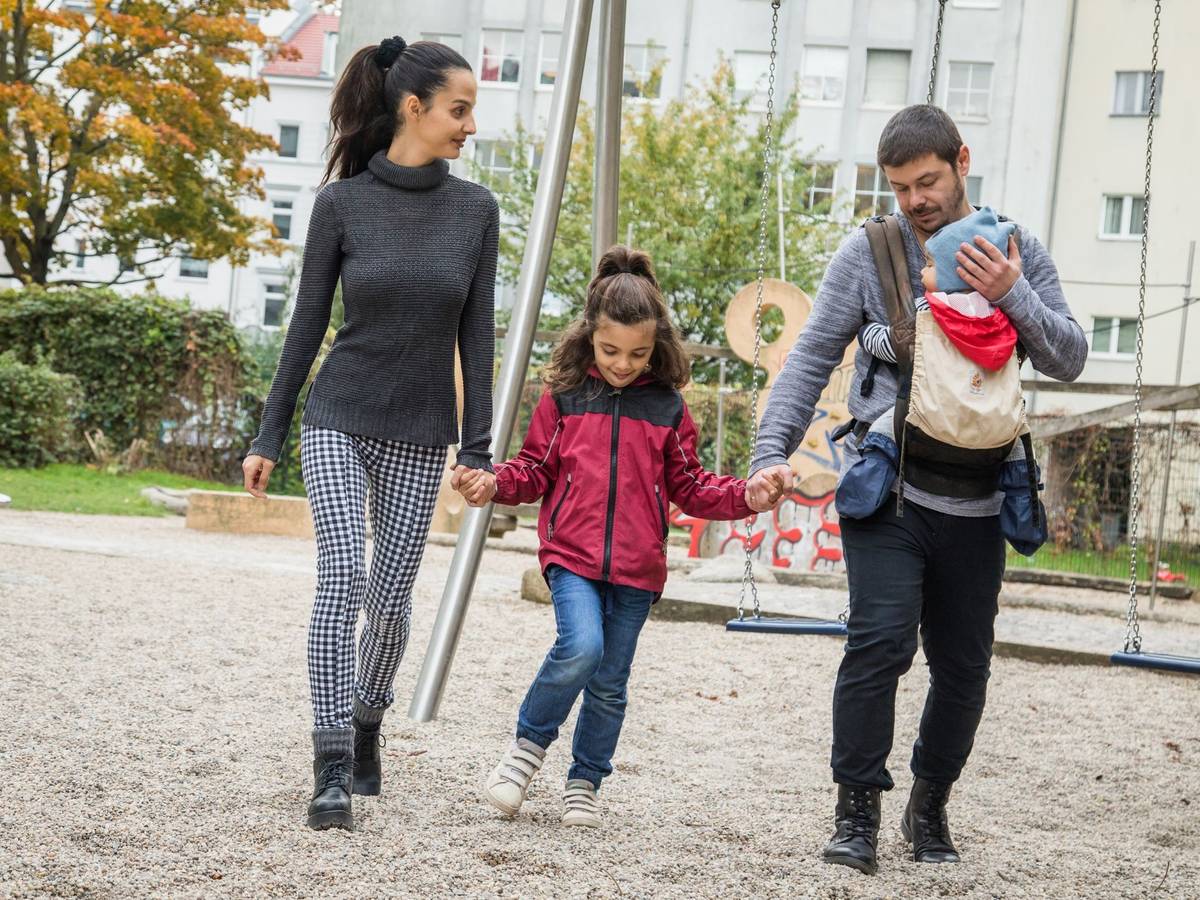 Familie auf einem Spielplatz