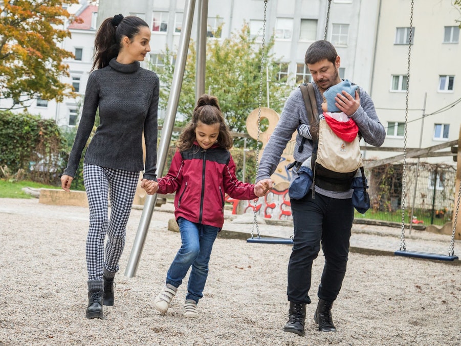 Familie auf einem Spielplatz