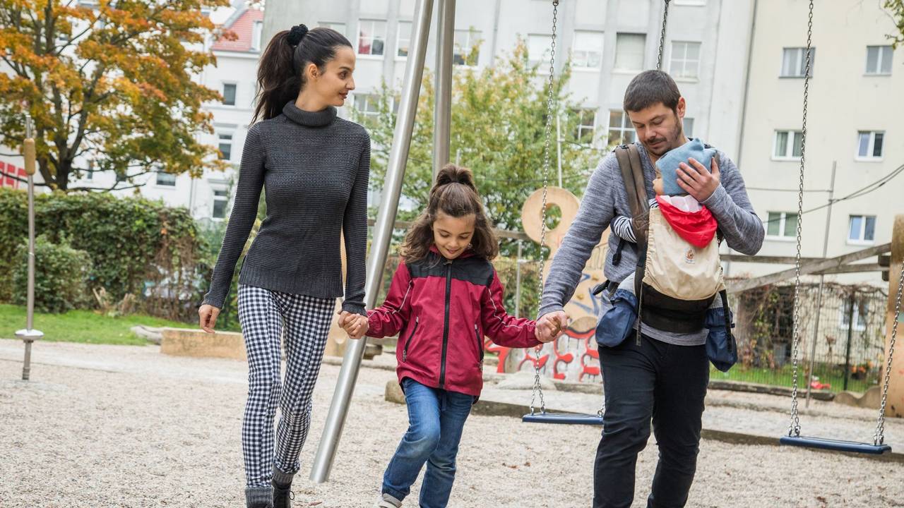Familie auf einem Spielplatz
