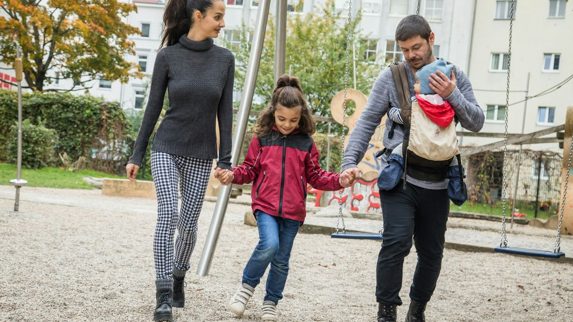 Familie auf einem Spielplatz
